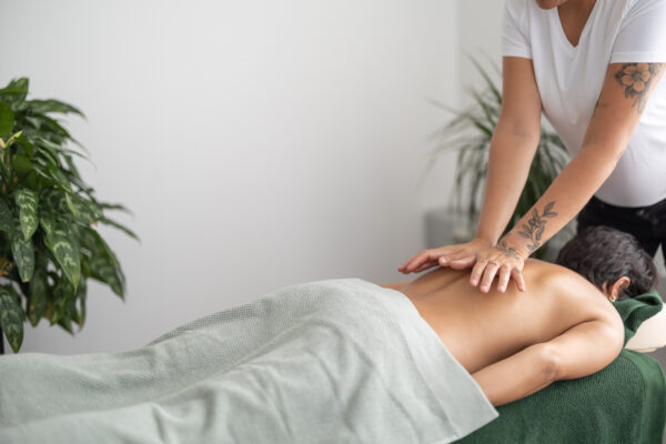 Diplomerad massör på Hälsoresurs ger avslappnande massage som en del av ett holistiskt synsätt.