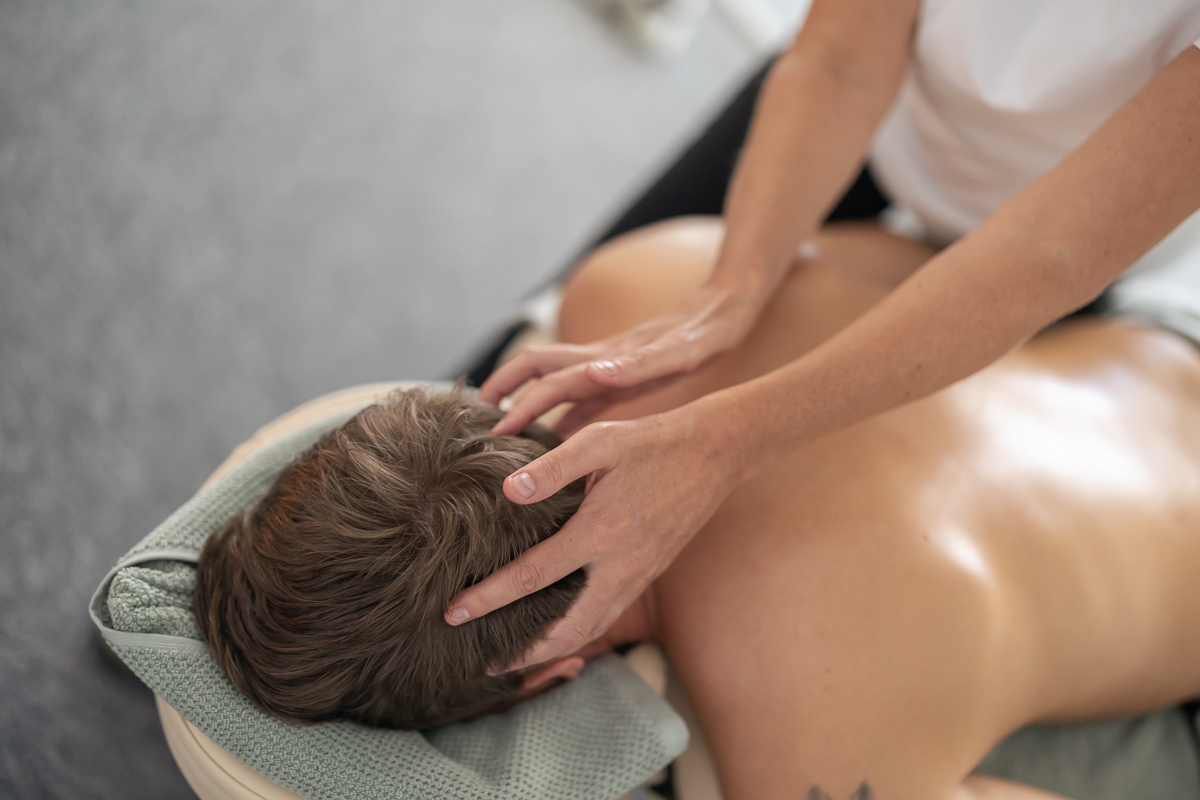 Lindra spänningshuvudvärk med massage