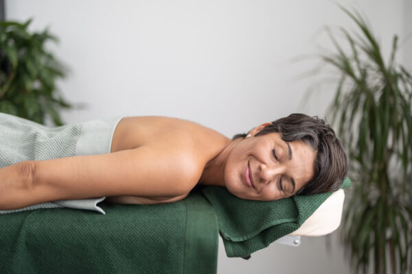 Person får avslappnande massage hos Hälsoresurs – en stund av återhämtning vid utmattning.