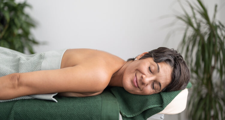 Person får avslappnande massage hos Hälsoresurs – en stund av återhämtning vid utmattning.